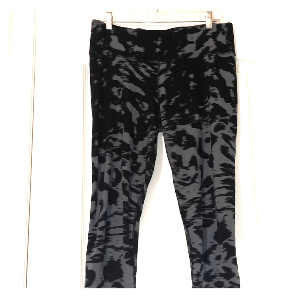 Black and grey pattern nike leggings